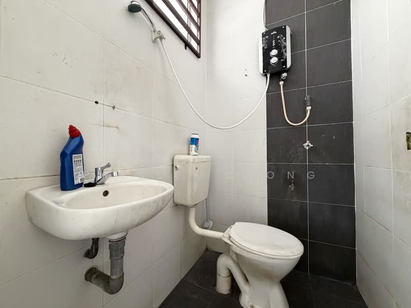1-storey Terraced House for Sale in Kampar Putra (Kampar) - Presley Chong - Master Bathroom - PropertyGuru.com.my