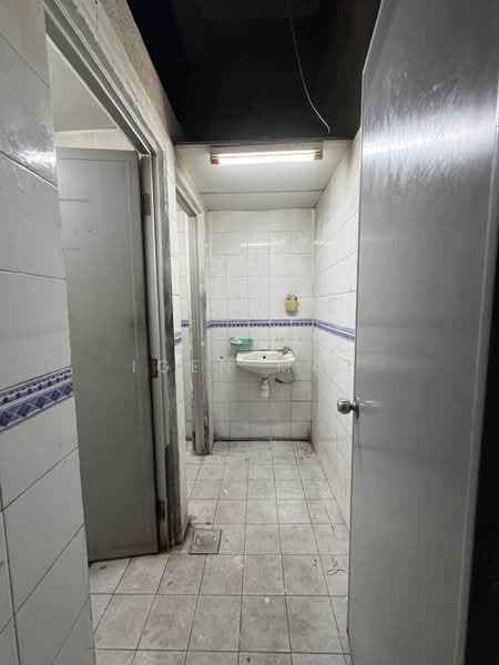 Shop for Rent in Serdang (Seri Kembangan) - Igen Mak - Bathroom - PropertyGuru.com.my