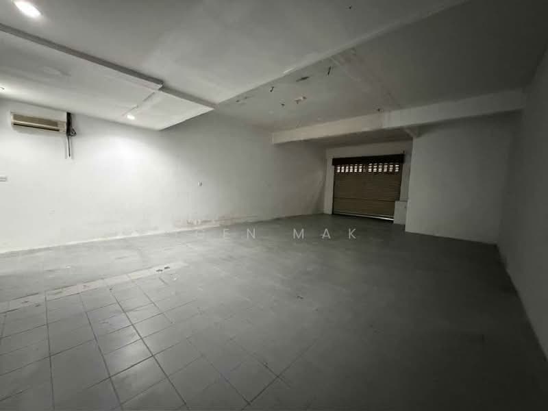 Shop for Rent in Serdang (Seri Kembangan) - Igen Mak - Interior - PropertyGuru.com.my