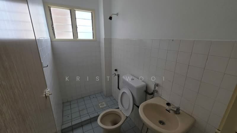 Pangsapuri untuk Dijual di Sri Bahagia Court - Krist Wooi - Bathroom - PropertyGuru.com.my