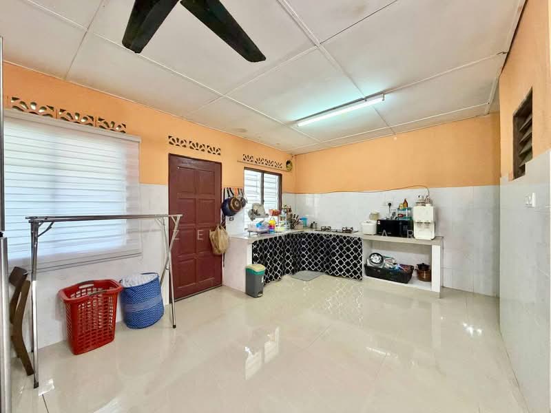 2-storey Terraced House for Sale in Puncak Alam (Selangor) - Hazeman Omar - Kitchen - PropertyGuru.com.my