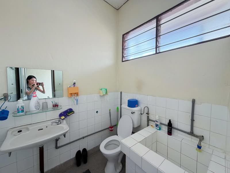 2-storey Terraced House for Sale in Island Glades (Jelutong) - Qyan Goh - Bathroom - PropertyGuru.com.my
