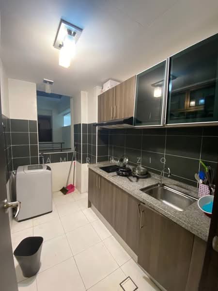 Service Residence for Sale at D'Inspire Residence (Inspira Bestari) - Amir Raziq - Kitchen - PropertyGuru.com.my