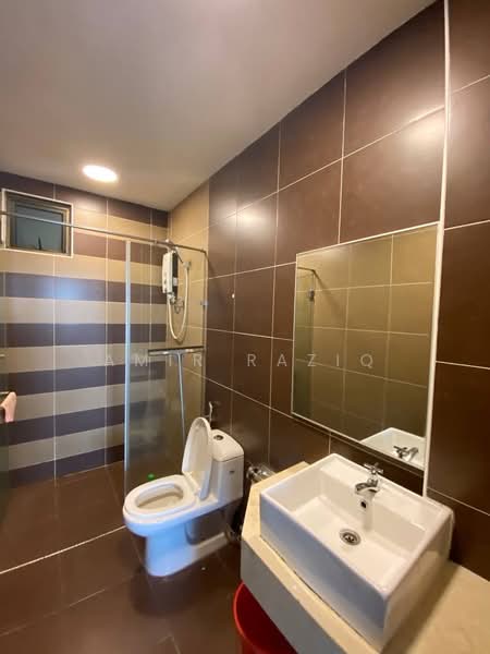 Service Residence for Sale at D'Inspire Residence (Inspira Bestari) - Amir Raziq - Bathroom - PropertyGuru.com.my