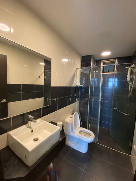 Service Residence for Sale at D'Inspire Residence (Inspira Bestari) - Amir Raziq - Bathroom - PropertyGuru.com.my