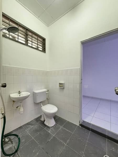 2-storey Terraced House for Sale in Taman Puteri Wangsa (Ulu Tiram) - Amber Hew - Bathroom - PropertyGuru.com.my