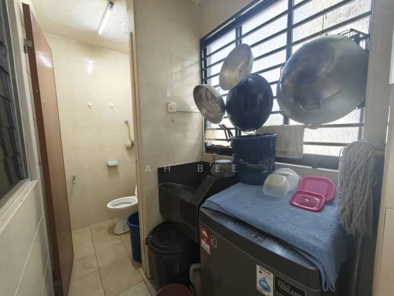 Rumah Flat untuk Dijual di Taman Daya - Jalan Enau 16,20 - Ah Bee - Bathroom - PropertyGuru.com.my