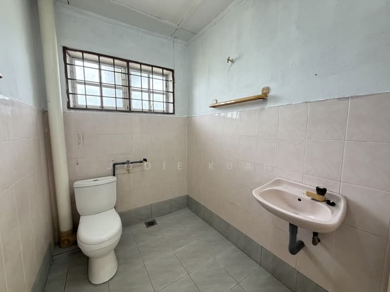 Rumah Teres 2 Tingkat untuk Dijual di Ipoh (Perak) - Jodie Kuan - Master Bedroom attached with bathroom  - PropertyGuru.com.my