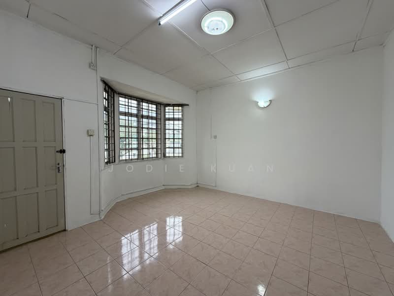 Rumah Teres 2 Tingkat untuk Dijual di Ipoh (Perak) - Jodie Kuan - Master Bedroom with balcony - PropertyGuru.com.my