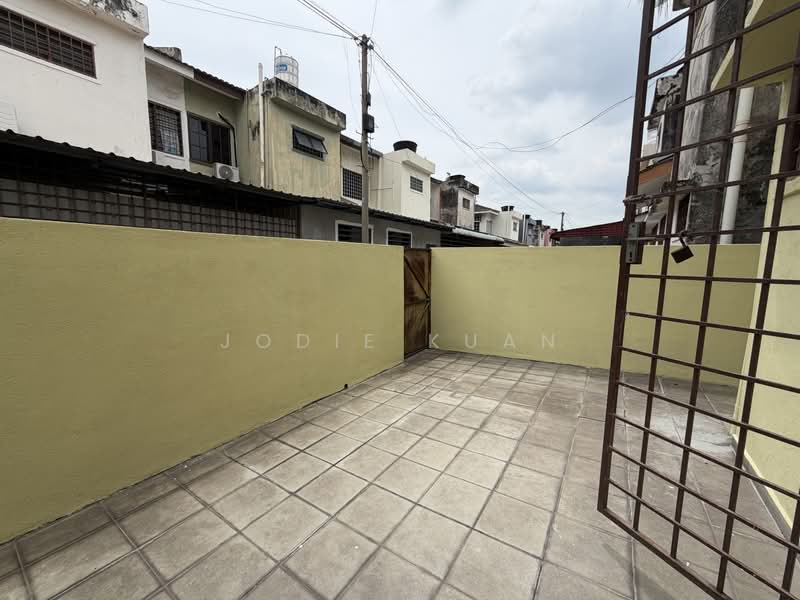 Rumah Teres 2 Tingkat untuk Dijual di Ipoh (Perak) - Jodie Kuan - Backyard 10 feet  - PropertyGuru.com.my