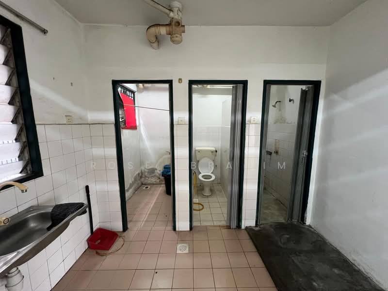 Pangsapuri untuk Dijual di Pangsapuri Sri Tanjung - Rose Ibrahim - Bathroom - PropertyGuru.com.my