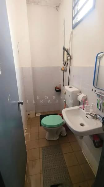 Pangsapuri untuk Dijual di Pangsapuri Sri Tanjung - Rose Ibrahim - Bathroom - PropertyGuru.com.my