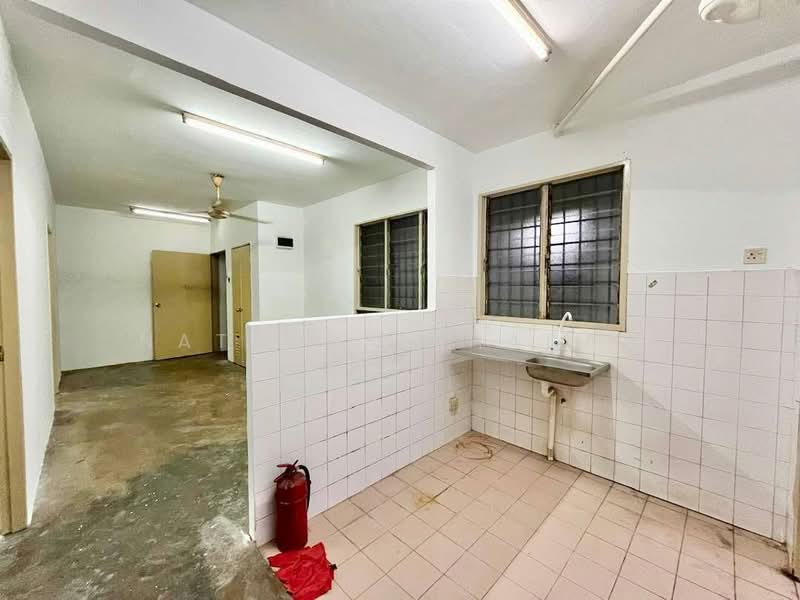 Pangsapuri untuk Dijual di Pangsapuri Sri Tanjung - Natasha Shadan - Kitchen - PropertyGuru.com.my