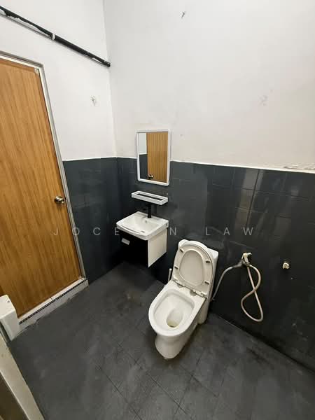 Rumah Teres 2-Tingkat untuk Disewa di Bandar Baru Permas Jaya (Permas Jaya) - Jocelyn Law - Bathroom - PropertyGuru.com.my