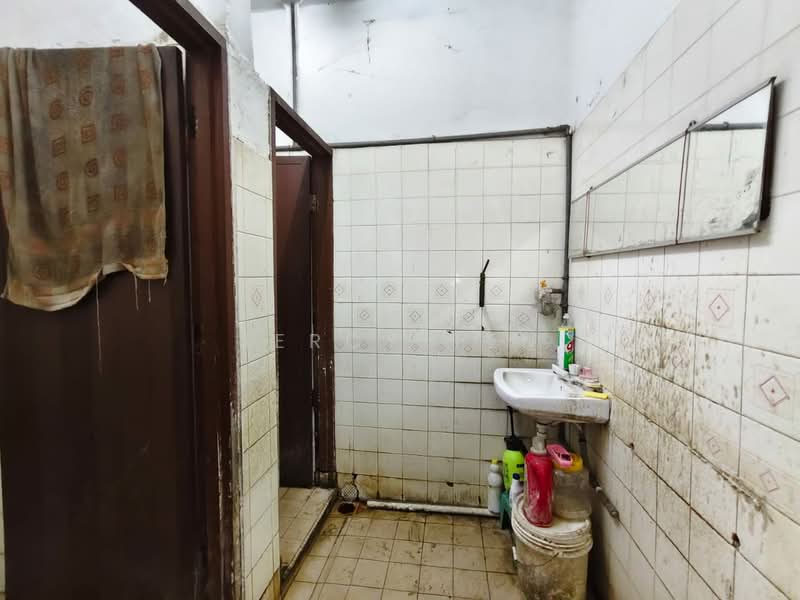 Terrace Factory for Sale in Taman Mount Austin (Tebrau) - Jercy Ten - Bathroom - PropertyGuru.com.my