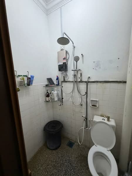 1-storey Terraced House for Sale in Taman Perling (Perling) - Phang Elainne - Bathroom - PropertyGuru.com.my