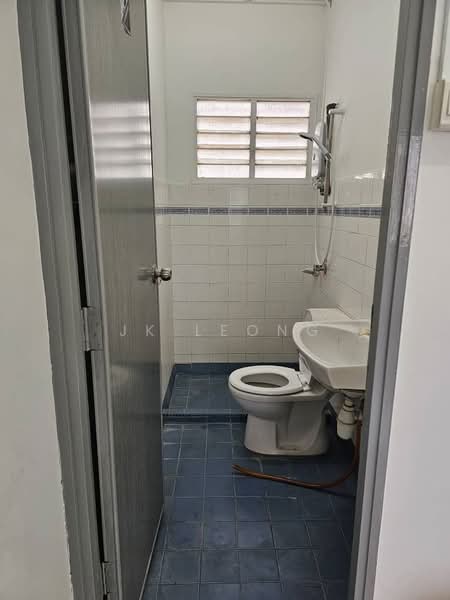 Pangsapuri untuk Dijual di Akasia Apartment - JK Leong - Bathroom - PropertyGuru.com.my