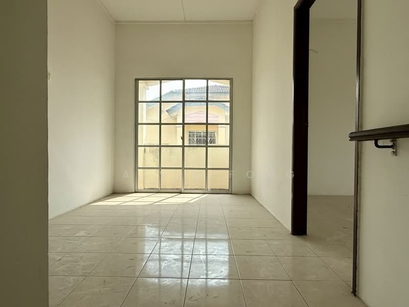 Rumah Berkembar untuk Dijual di Bandar Puteri Jaya (Sungai Petani) - Calvin Fong - 2nd floor family area with balcony - PropertyGuru.com.my