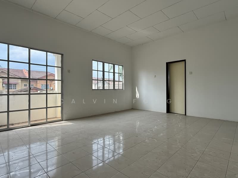 Rumah Berkembar untuk Dijual di Bandar Puteri Jaya (Sungai Petani) - Calvin Fong - Master bedroom attached balcony - PropertyGuru.com.my