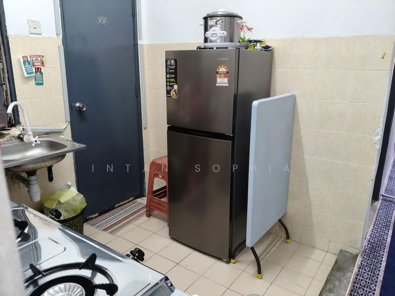 Rumah Flat untuk Disewa di Rumah Pangsa Nilam Sari - Intan Sophia - Kitchen - PropertyGuru.com.my