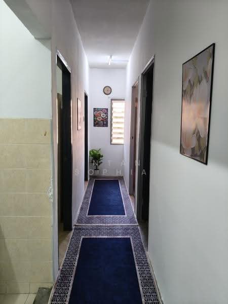 Rumah Flat untuk Disewa di Rumah Pangsa Nilam Sari - Intan Sophia - Corridor - PropertyGuru.com.my