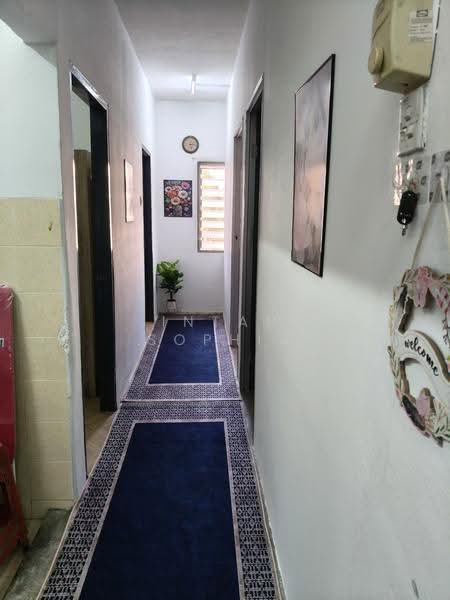 Rumah Flat untuk Disewa di Rumah Pangsa Nilam Sari - Intan Sophia - Corridor - PropertyGuru.com.my