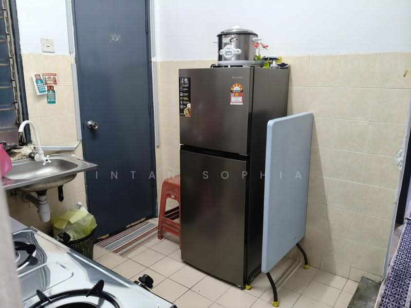 Rumah Flat untuk Disewa di Rumah Pangsa Nilam Sari - Intan Sophia - Kitchen - PropertyGuru.com.my