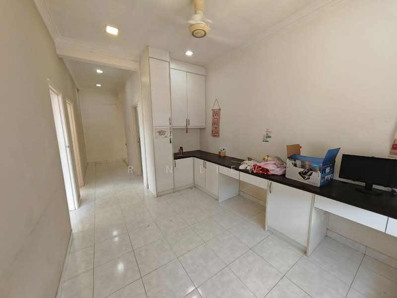 Rumah Berkembar untuk Dijual di Seri Kembangan (Selangor) - Ron Liew - Corridor - PropertyGuru.com.my
