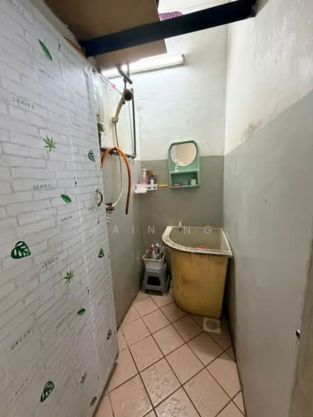 Rumah Flat untuk Dijual di Rumah Pangsa Permas Jaya - Rain Ng - Bathroom - PropertyGuru.com.my
