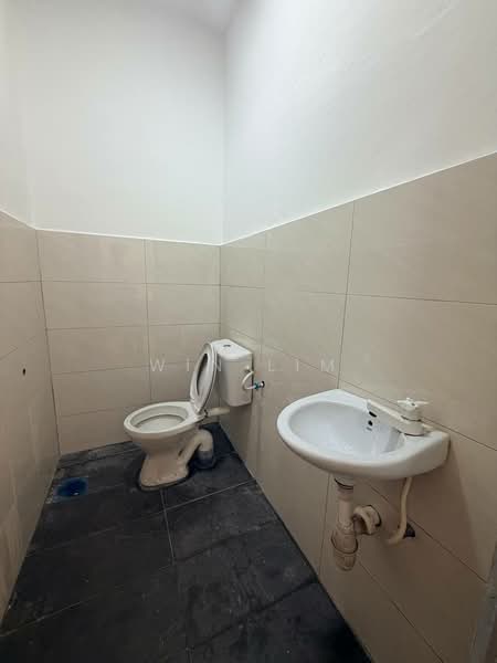 Rumah Teres 2 Tingkat untuk Dijual di Taman Bestari Indah (Ulu Tiram) - Win Lim - Bathroom - PropertyGuru.com.my