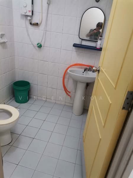 Kondominium untuk Disewa di Marina Bay Condominium - Vincent Koay - Bathroom - PropertyGuru.com.my