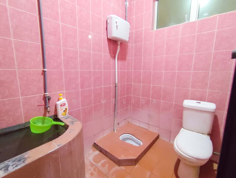 Rumah Teres 1 Tingkat untuk Dijual di Taman Sri Serdang (Seri Kembangan) - N. Melisa - Bathroom - PropertyGuru.com.my