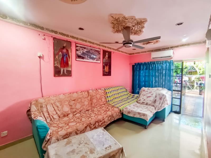Rumah Teres 1 Tingkat untuk Dijual di Taman Sri Serdang (Seri Kembangan) - N. Melisa - Living Room - PropertyGuru.com.my