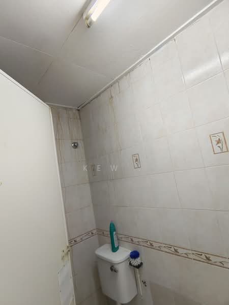 Pangsapuri untuk Dijual di Indah 1 Apartment - Kew . - Bathroom - PropertyGuru.com.my