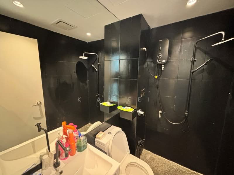 Servis Apartment untuk Disewa di Centrestage Designer Suite - Kian Fei - Bathroom - PropertyGuru.com.my