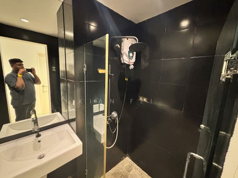 Servis Apartment untuk Disewa di Centrestage Designer Suite - Kian Fei - Bathroom - PropertyGuru.com.my