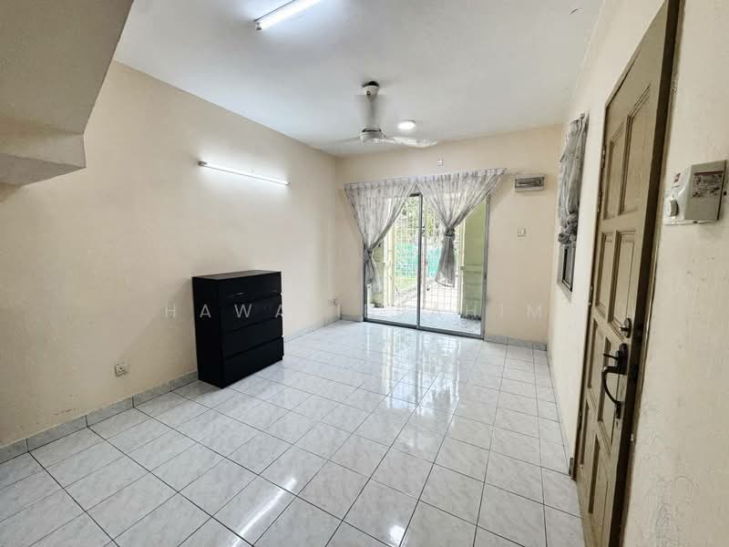 2-storey Terraced House for Sale in Bandar Baru Bangi (Selangor) - Hawa Ibrahim - Living Room - PropertyGuru.com.my