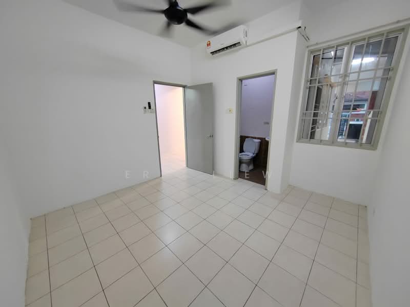 Rumah Teres 2 Tingkat untuk Disewa di Bandar Sungai Long (Selangor) - Eric Liew - Bathroom - PropertyGuru.com.my
