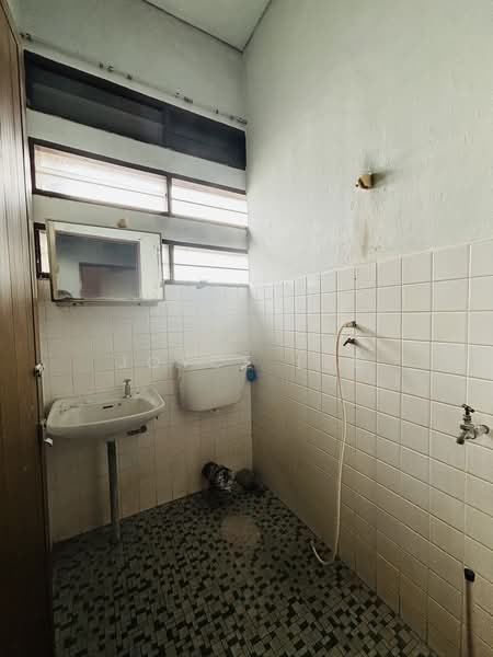 Rumah Berkembar untuk Dijual di Jalan Kebun Bunga (George Town) - Joyce Lee - Bathroom - PropertyGuru.com.my