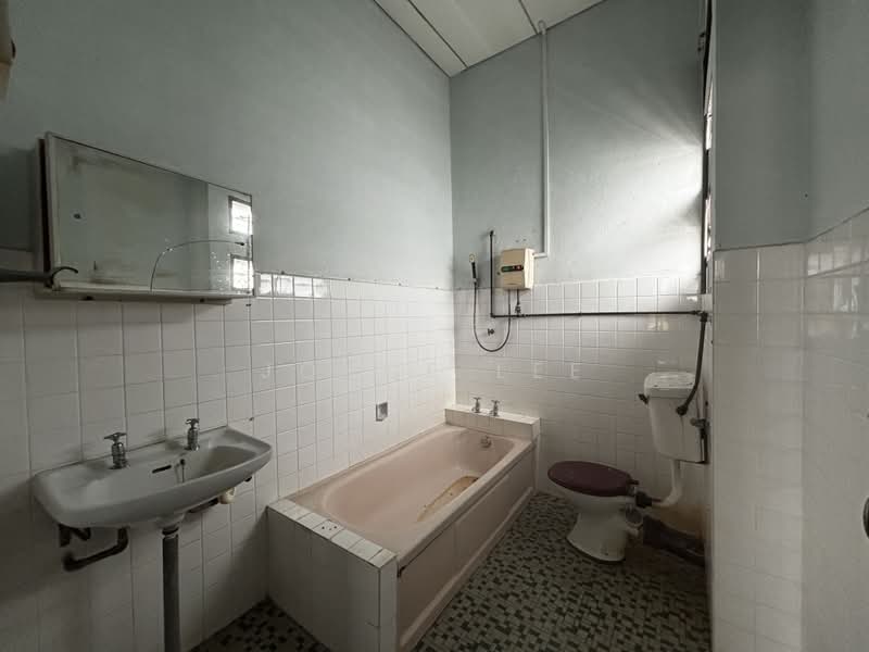 Rumah Berkembar untuk Dijual di Jalan Kebun Bunga (George Town) - Joyce Lee - Bathroom - PropertyGuru.com.my