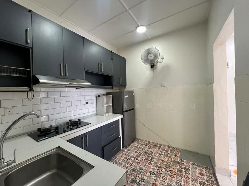 Apartment for Sale at Sri Putra Apartment @ Sungai Buloh - Amirul Nasyriq - Kitchen - PropertyGuru.com.my