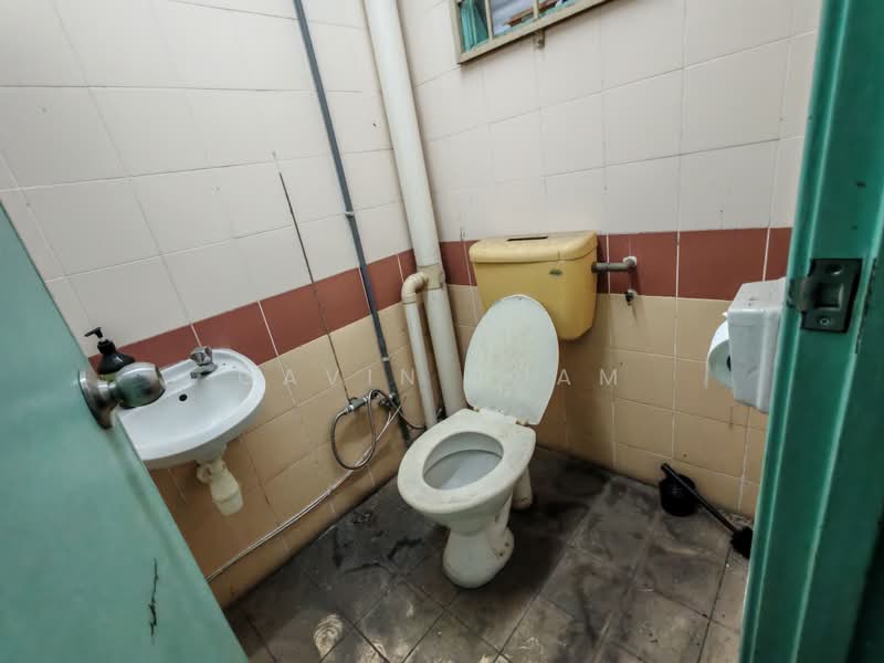 Kedai / Pejabat untuk Disewa di Taman Perindustrian Kinrara (Bandar Kinrara) - Gavin Tham - Bathroom - PropertyGuru.com.my