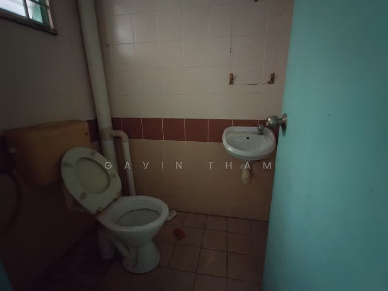 Kedai / Pejabat untuk Disewa di Taman Perindustrian Kinrara (Bandar Kinrara) - Gavin Tham - Bathroom - PropertyGuru.com.my