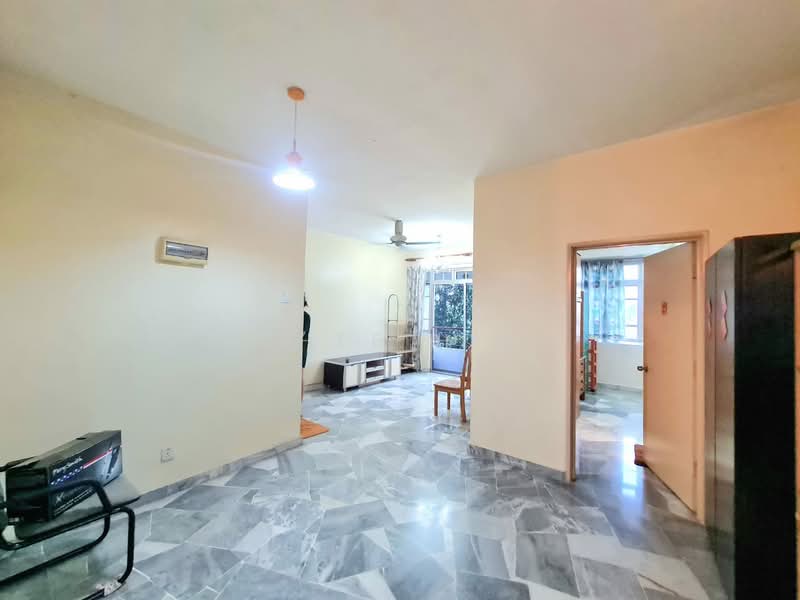 Pangsapuri untuk Dijual di Kesuma Apartment - Chee Hin - Living Room - PropertyGuru.com.my