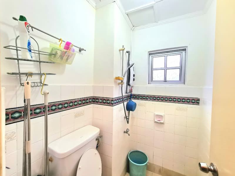 Pangsapuri untuk Dijual di Kesuma Apartment - Chee Hin - Bathroom - PropertyGuru.com.my