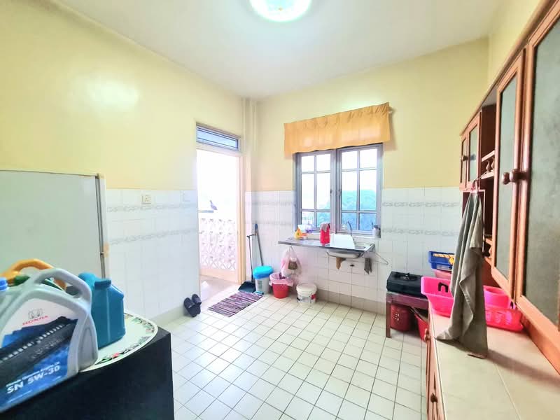 Pangsapuri untuk Dijual di Kesuma Apartment - Chee Hin - Kitchen - PropertyGuru.com.my