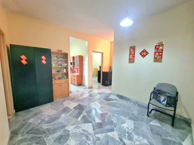 Pangsapuri untuk Dijual di Kesuma Apartment - Chee Hin - Living Room - PropertyGuru.com.my