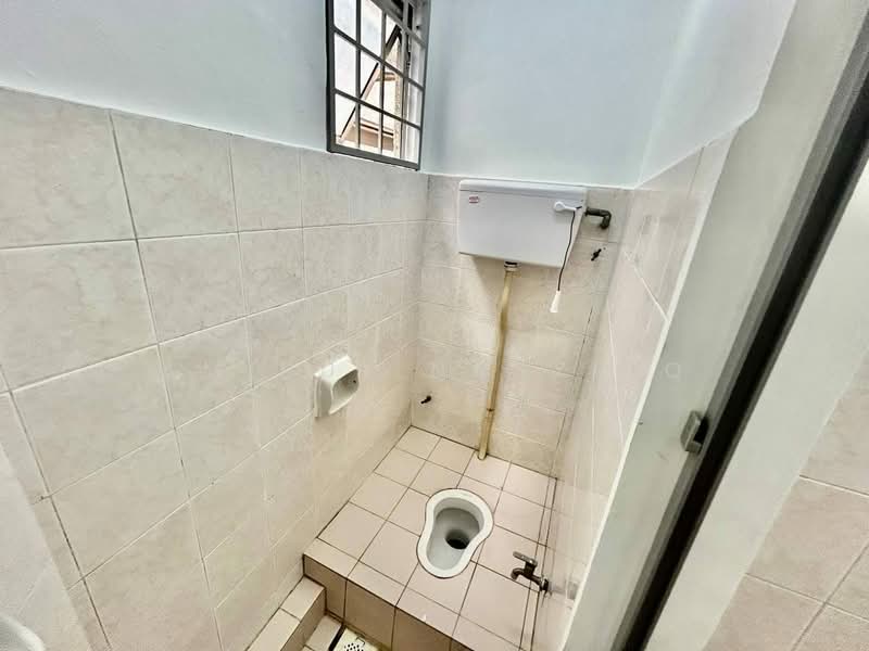 Pangsapuri untuk Dijual di Palm Garden Apartment - Amirul Nasyriq - Bathroom - PropertyGuru.com.my