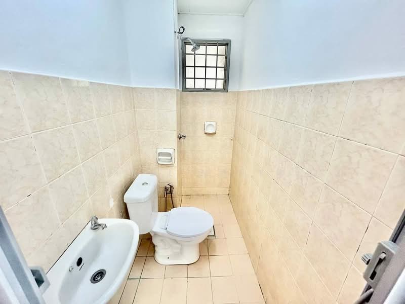 Pangsapuri untuk Dijual di Palm Garden Apartment - Amirul Nasyriq - Bathroom - PropertyGuru.com.my