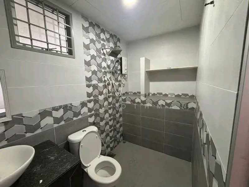 1-storey Terraced House for Sale in Taman Lily (Senawang) - Azrul Othman - Bathroom - PropertyGuru.com.my